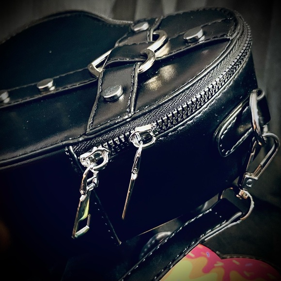 Betsey Johnson Black Heart Bag Charm w Black & Silver Unbranded Rock Crossbody - Picture 11 of 15